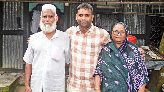 মা–বাবার সঙ্গে পারভেজ মিয়া