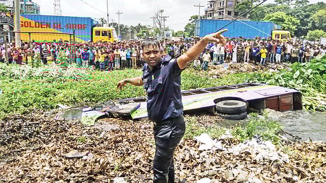 ডোবা থেকে তোলা হচ্ছে দুর্ঘটনায় পড়া বাসটি। ছবি: সংগৃহীত