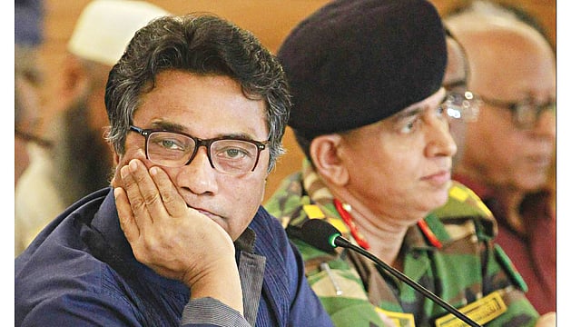 গতকাল সংবাদ সম্মেলনের এক ফাঁকে আনিসুল হক