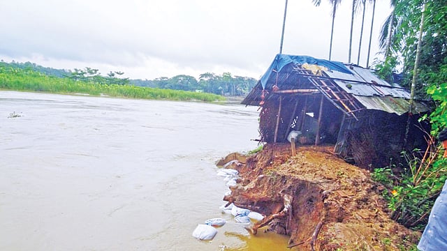 হাটহাজারী উপজেলার নাঙ্গলমোড়া ইউনিয়নে হালদা নদীর ভাঙনে ভিটেমাটি হারিয়েছে ৩৯টি পরিবার। ছবিটি সম্প্রতি ইউনিয়নের ৭ নম্বর ওয়ার্ড থেকে তোলা l প্রথম আলো