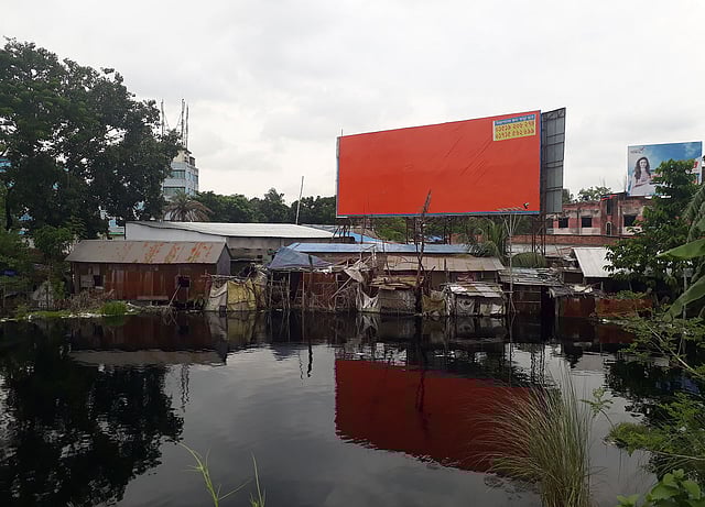 ঢাকা-চট্টগ্রাম মহাসড়কের ধারে নারায়ণগঞ্জের সিদ্ধিরগঞ্জের নিমাই কাঁসারী এলাকায় ফাতেমাদের ঘরবাড়ি দখলে নিয়েছে কালো পানি। ছবি: আসাদুজ্জামান