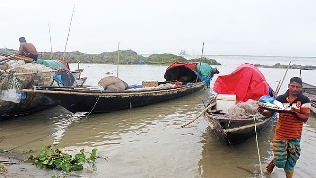 ইলিশের নৌকা ঘাটে বাঁধা, ইলিশ চলেছে বাজারের পথে