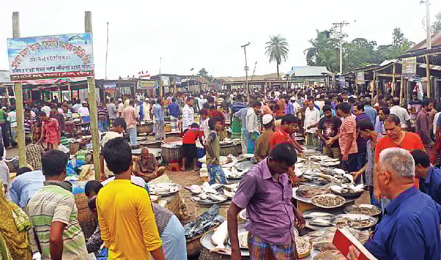 চলছে মাছের বিকিকিনি