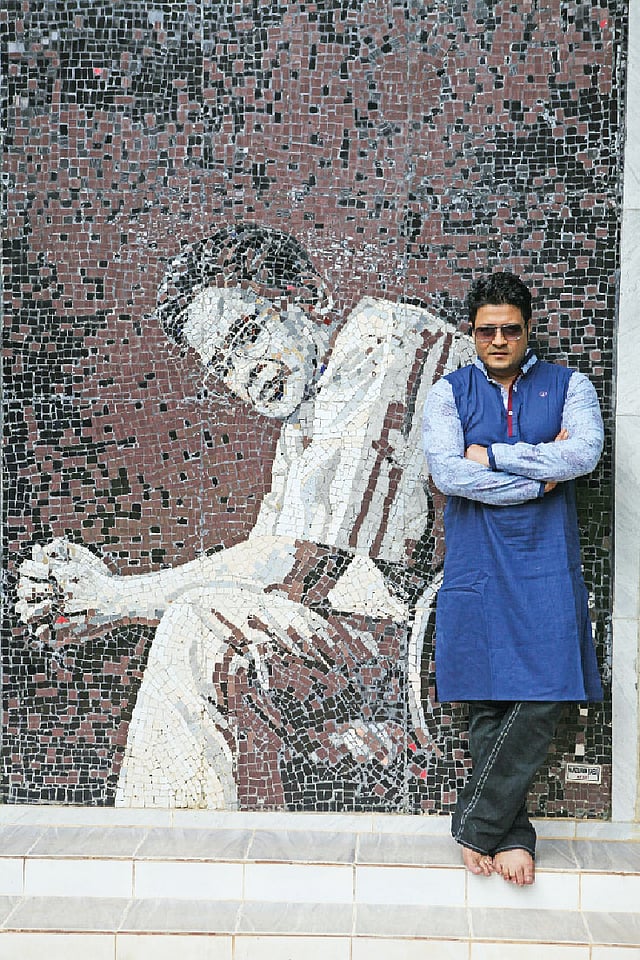 নুহাশপল্লীতে হ‌ুমায়ূন আহমেদের মুর‍্যালের পাশে ফেরদৌস। ছবি: খালেদ সরকার