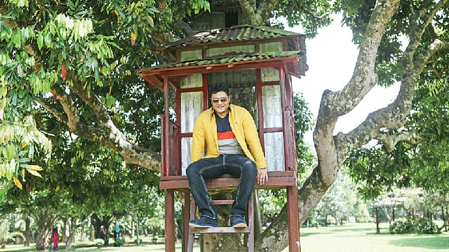 এক ফাঁকে গাছঘরে উঠে বসলেন ফেরদৌস