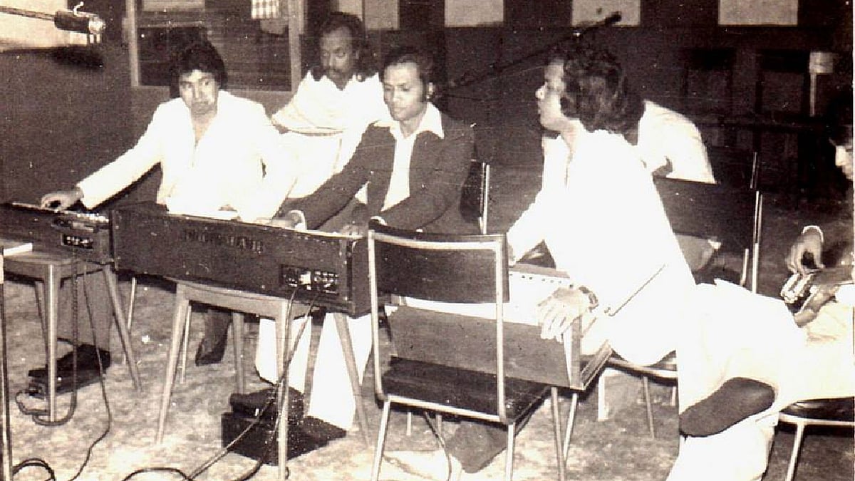 একসময়ের বিখ্যাত শ্রুতি স্টুডিওতে চলছে গান রেকর্ডিং