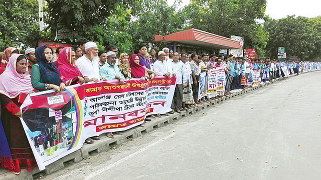 ব্রাহ্মণবাড়িয়ার আশুগঞ্জ রেলস্টেশনকে ‘খ’ থেকে ‘ঘ’ শ্রেণিতে অবনমনের প্রতিবাদে গতকাল আশুগঞ্জ গোলচত্বর এলাকায় মানববন্ধন করেন এলাকাবাসী l ছবি: প্রথম আলো