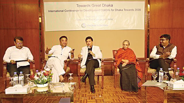 রাজধানীর একটি হোটেলে গতকাল বিশ্বব্যাংক আয়োজিত ২০৩৫ সাল পর্যন্ত ঢাকার উন্নয়ন সম্ভাবনা নিয়ে অনুষ্ঠিত আন্তর্জাতিক সম্মেলনে (বাঁ থেকে) প্রধানমন্ত্রীর কার্যালয়ের মুখ্য সচিব কামাল আবদুল নাসের চৌধুরী, ঢাকা উত্তরের মেয়র আনিসুল হক, পিপিআরসির চেয়ারম্যান হোসেন জিল্লুর রহমান, দিল্লির সাবেক মুখ্যমন্ত্রী শীলা দীক্ষিত ও ঢাকা দক্ষিণের মেয়র সাঈদ খোকন l ছবি: প্রথম আলো