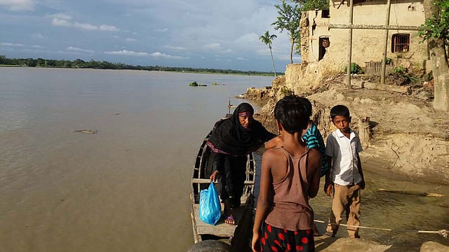 শঙ্খের ভাঙনে নিঃশেষ হয়ে যাচ্ছে সাতকানিয়ার গ্রাম। ছবিটি উত্তর তুলাতুলি গ্রাম থেকে তোলা। ছবি: প্রথম আলো