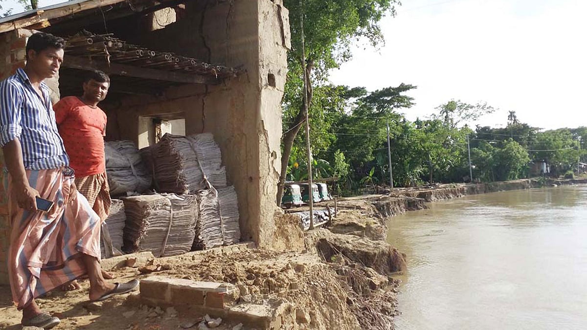 সাতকানিয়া উপজেলার চরতী ইউনিয়নে শঙ্খ নদের ভাঙনে বসতঘর ও ভিটেমাটি হারিয়েছে দেড় শতাধিক পরিবার। ছবিটি গত সোমবার বিকেলে উত্তর তুলাতুলি গ্রাম থেকে তোলা। ছবি: প্রথম আলো