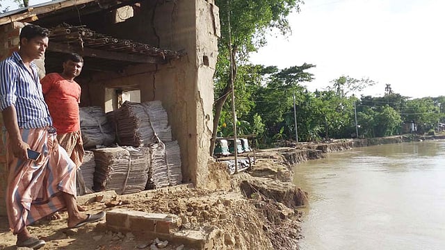 সাতকানিয়া উপজেলার চরতী ইউনিয়নে শঙ্খ নদের ভাঙনে বসতঘর ও ভিটেমাটি হারিয়েছে দেড় শতাধিক পরিবার। ছবিটি গত সোমবার বিকেলে উত্তর তুলাতুলি গ্রাম থেকে তোলা। ছবি: প্রথম আলো
