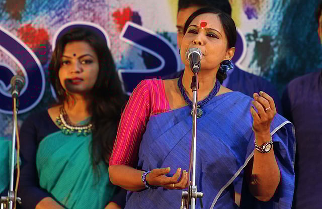 কবিতা আবৃত্তি করছেন এক শিল্পী। ছবি: সাবিনা ইয়াসমিন