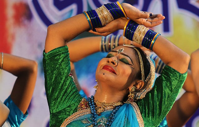 বর্ষার গানে নৃত্যরত এক শিল্পী। ছবি: সাবিনা ইয়াসমিন