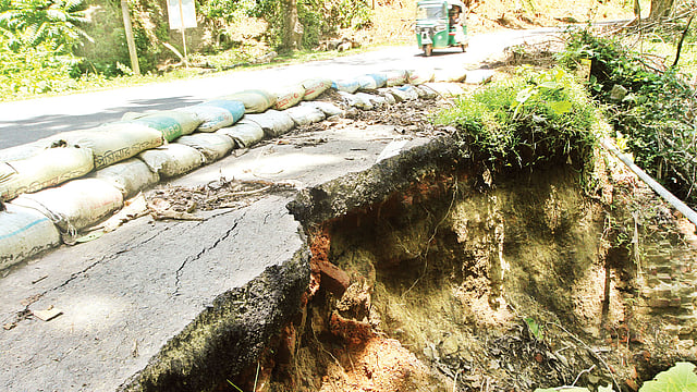 ১৩ জুনের পাহাড়ধস ও প্রবল বৃষ্টিতে চট্টগ্রাম-কাপ্তাই সড়কের বিভিন্ন অংশ বিধ্বস্ত হয়েছে। সড়কের অনেক জায়গায় ঝুঁকি নিয়ে চলছে গাড়ি। ছবিটি কাপ্তাইয়ের ব্যাঙছড়ি এলাকা থেকে গত সোমবার দুপুরে তোলা l সৌরভ দাশ