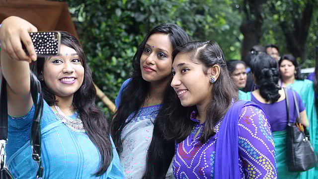উৎসব দেখতে আসা এই তরুণীরা বর্ষার সাজে সেলফি তুলছেন। ছবি: সাবিনা ইয়াসমিন