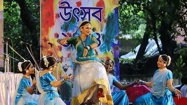 বর্ষা উৎসবে নৃত্যশিল্পীদের পোশাকে ছিল নীলের আভা৷ ছবি: সাবিনা ইয়াসমিন