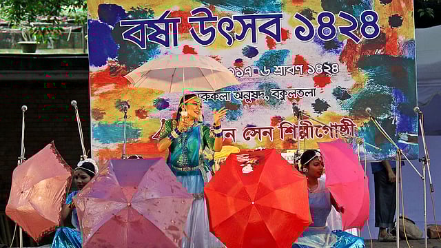 ঢাকা বিশ্ববিদ্যালয়ের চারুকলা অনুষদের বকুলতলায় বর্ষা উৎসবের আয়োজন করে সত্যেন সেন শিল্পীগোষ্ঠী। শুক্রবার (২১ জুলাই, ২০১৭) সকালে উৎসবে নাচ পরিবেশন করছেন নৃত্যাক্ষ্য দলের শিল্পীরা। ছবি: সাবিনা ইয়াসমিন