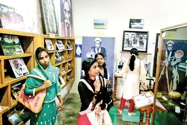 জাদুঘরে দেখা মেলে এমন অনেক দর্শনার্থীর