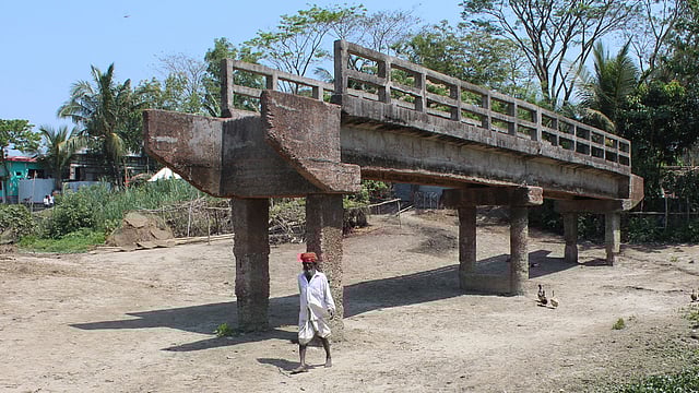 বাঞ্ছারামপুর উপজেলার বাহেরচর গ্রামে ১২ বছর আগে নির্মিত কালভার্টটি সংযোগ সড়কের অভাবে কোনো কাজেই আসেনি। সম্প্রতি তোলা ছবি l প্রথম আলো