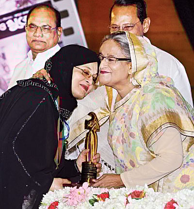 শাবানা আজীবন সম্মাননা পদক গ্রহণ করছেন প্রধানমন্ত্রীর হাত থেকে l ছবি: বাসস