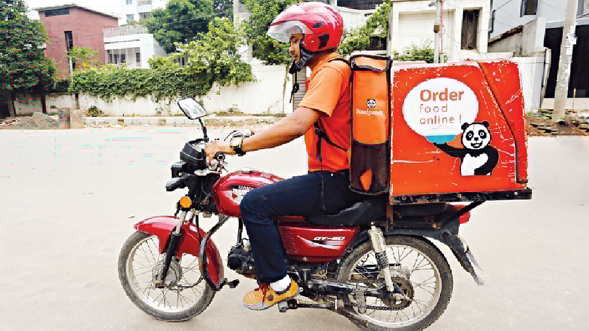 অনলাইনে খাবারের ফরমাশ দিলে বাড়িতে তা পৌঁছে দেবে বাহকেরা। ছবি: নকশা