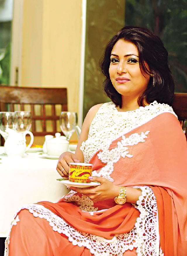 গ্রিন টিতেও থাকে অ্যান্টি-অক্সিডেন্ট। যা আপনাকে তরুণ রাখবে। মডেল: সোনিয়া, ছবি: অধুনা