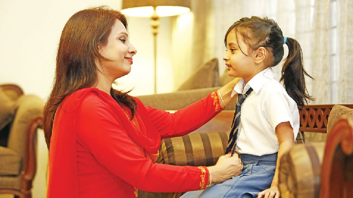 স্কুলের পোশাকটি থাকতে হবে পরিপাটি। মডেল: ঝিনুক ও জারা, ছবি: নকশা