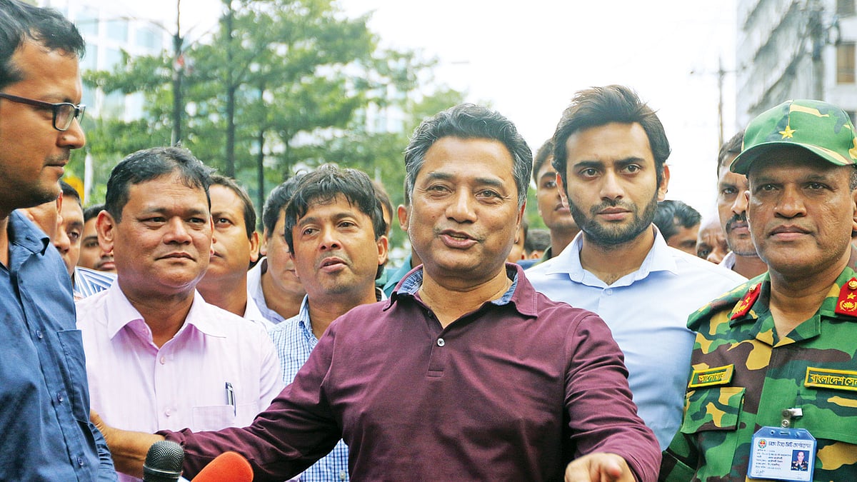 সোনারগাঁও হোটেলের বিপরীতে সাংবাদিকদের সঙ্গে কথা বলছেন ঢাকা উত্তর সিটি করপোরেশনের মেয়র আনিসুল হক