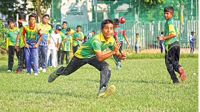 ধানমন্ডির আবাহনী মাঠে চলছে নবীন ক্রিকেটারদের অনুশীলন। সারা দেশে এমন অনেক খুদে ক্রিকেটার প্রাইভেট একাডেমিতে আসে ক্রিকেট শিখতে। ছবিটি গতকাল বিকেলে তোলা l জাহিদুল করিম