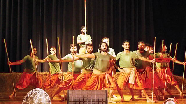 ভাটি অঞ্চলের মুক্তিযুদ্ধ ও এক তরুণ যোদ্ধার বীরত্বগাথা নিয়ে নির্মিত নাটক ‘জ্যোতিসংহিতা’ গত শনিবার রাতে সুনামগঞ্জ জেলা শিল্পকলা একাডেমিতে মঞ্চস্থ করা হয়—ছবি: প্রথম আলো