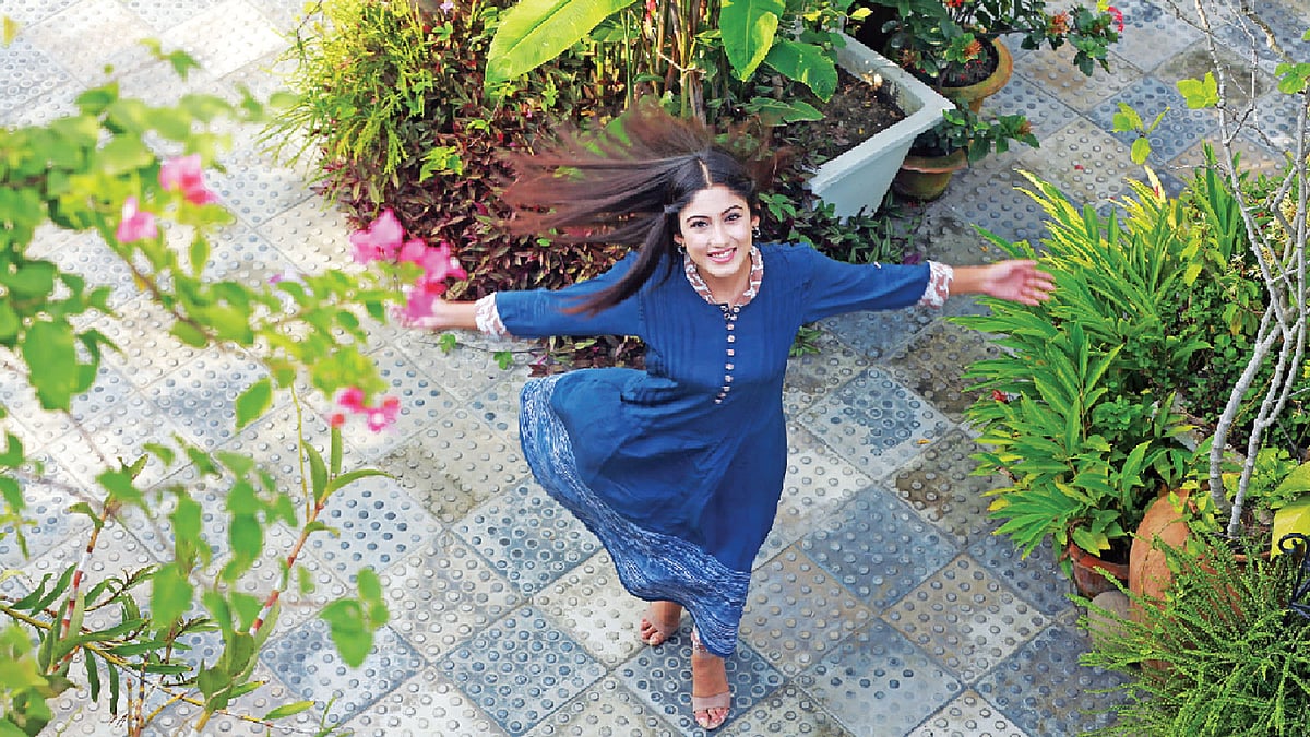 বর্ষার দিনে সাজপোশাকে নীলের আবহ রাখতে কার না মন চায়। মডেল: সাফা কবির, পোশাক: অরণ্য, ছবি: কবির হোসেন, কৃতজ্ঞতা: পারভেজ মাহতাব