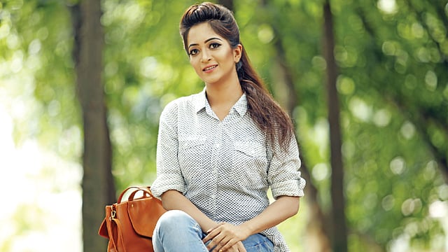 এই সময় ত্বকের রং বুঝে হালকা ফাউন্ডেশন, পানিনিরোধক আইলাইনার ও মাসকারা ব্যবহার করতে হবে। মডেল: অন্তরা, সাজ: কিউবেলা, ছবি: সুমন ইউসুফ