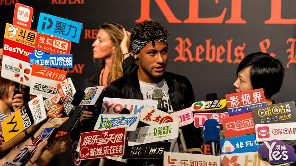 চীনের সাংহাইয়ে একটি ফ্যাশন অনুষ্ঠানে নেইমার। ছবি: এএফপি