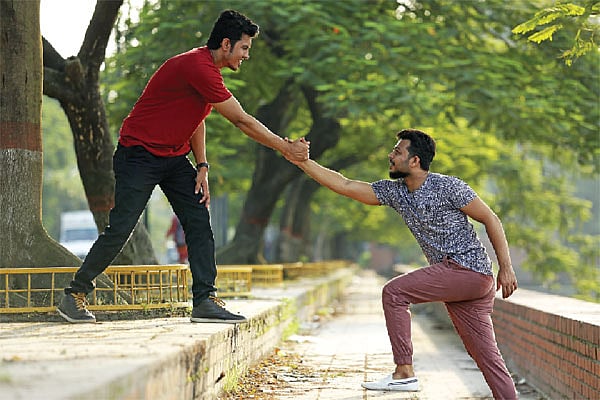 বন্ধুত্ব তো এমনই—আস্থার, নির্ভরতার। মডেল: বাপ্পী ও সজীব। ছবি: সুমন ইউসুফ
