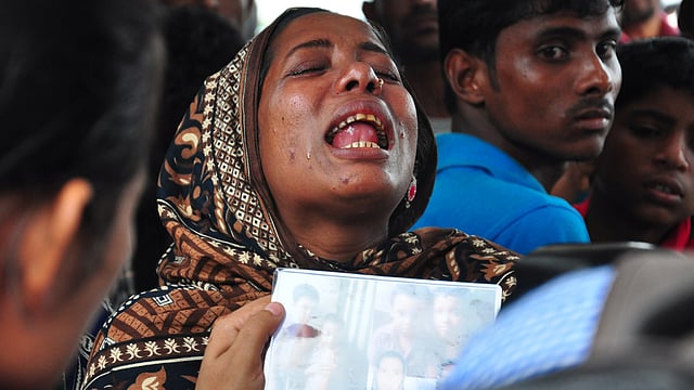 ২০১৪ সালের ৪ আগস্ট কাঁঠালবাড়ি-শিমুলিয়া নৌরুটে পদ্মায় ডুবে যায় পিনাক-৬ নামের লঞ্চটি। স্বজনদের হারিয়ে এক নারীর আহাজারি। প্রথম আলো ফাইল ছবি