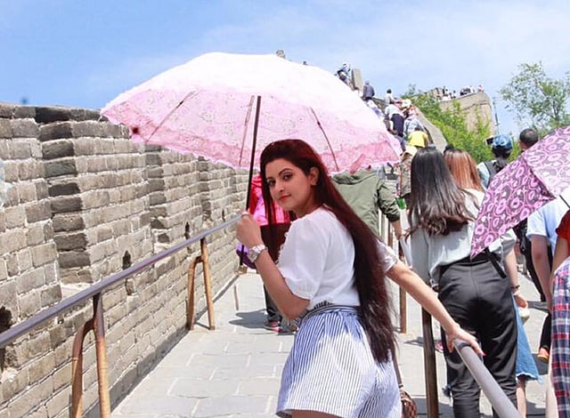 চীনের প্রাচীরে পরীমনি । ছবি: ফেসবুক থেকে নেওয়া