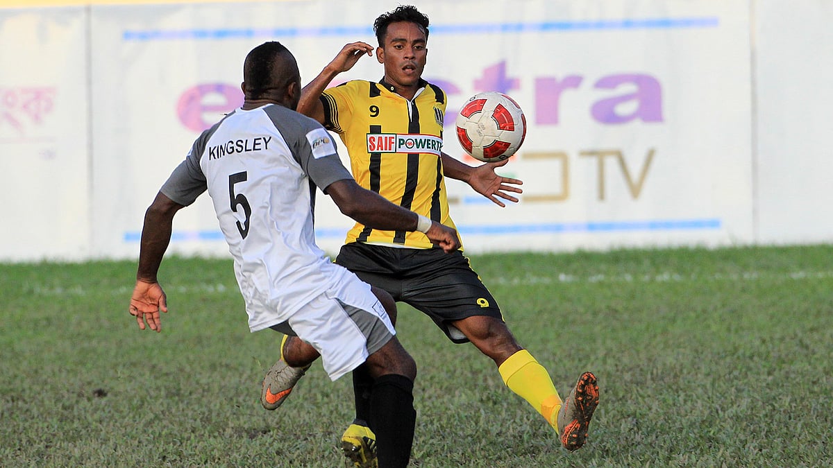 আরামবাগ ক্রীড়া সংঘের কেউ বাধা হয়ে দাঁড়াতে পারেননি মতিনের সামনে। ছবি: প্রথম আলো