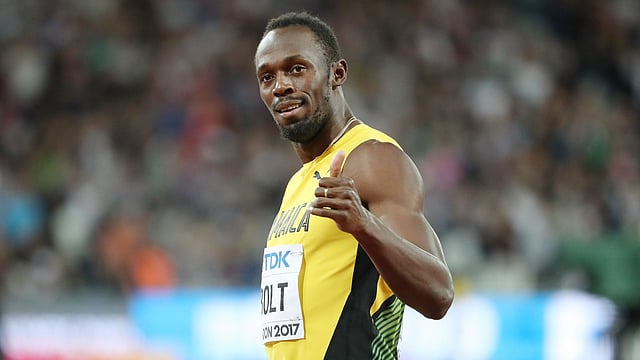 ফাইনালে দৌড় শুরুর আগে উসাইন বোল্ট। স্বভাবসুলভ দুষ্টুমিতে আবারও দর্শকদের মন জয় করলেন সর্বকালের সেরা অ্যাথলেট। ছবি: রয়টার্স