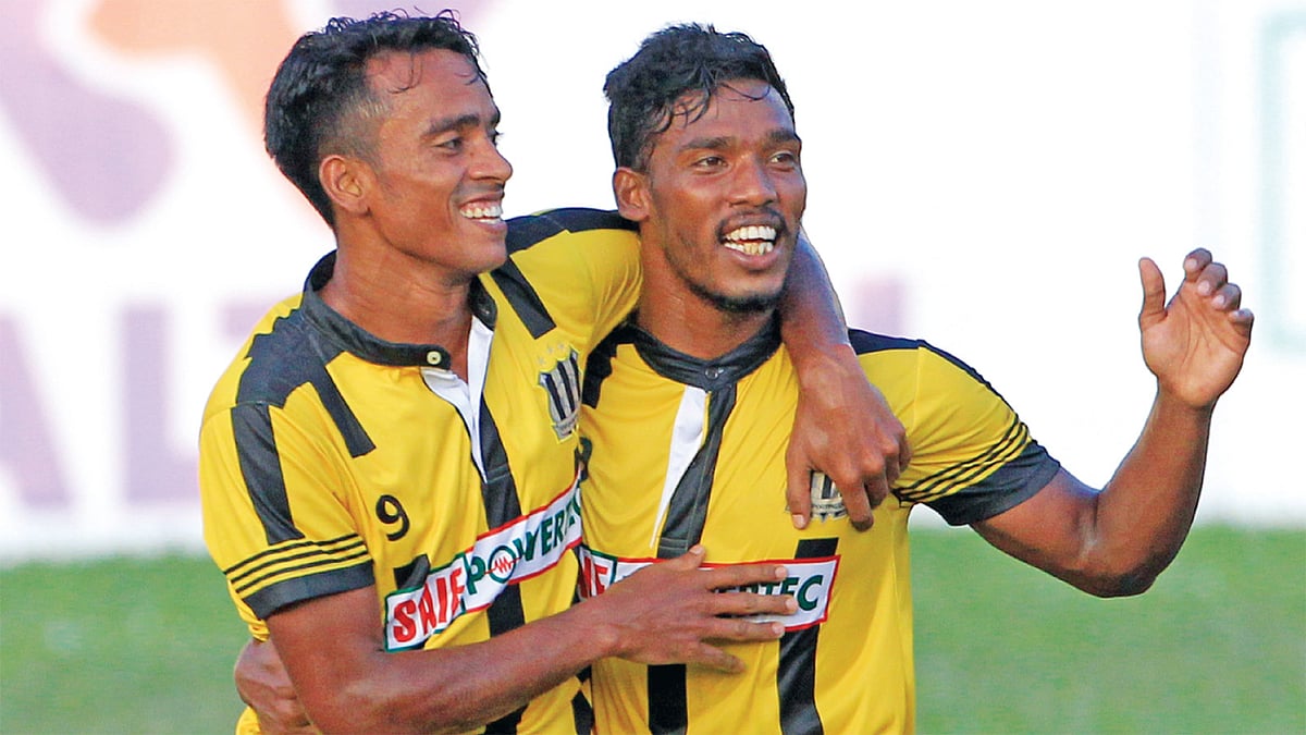 সতীর্থ হেমন্তের সঙ্গে একমাত্র গোল করে সাইফ স্পোর্টিংয়ের জয়ের নায়ক মতিন (বাঁয়ে)। গতকাল বঙ্গবন্ধু স্টেডিয়ামে l প্রথম আলো