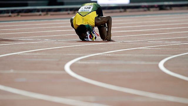 ভালোবাসার ট্র্যাককে ভালোবাসার শেষ চুমু। ছবি: রয়টার্স