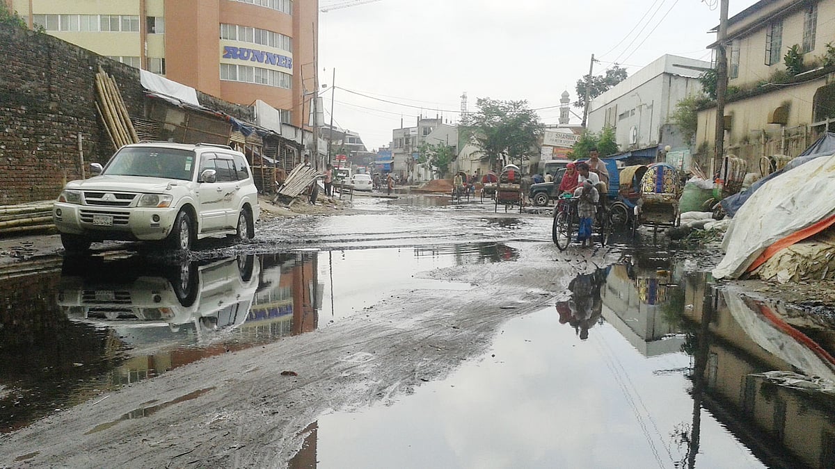 নালার পানি উপচে সড়কে জমেছে ময়লা পানি। তেজগাঁওয়ের উত্তর বেগুনবাড়ি সড়ক থেকে গতকাল তোলা ছবি l প্রথম আলো