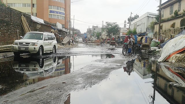 নালার পানি উপচে সড়কে জমেছে ময়লা পানি। তেজগাঁওয়ের উত্তর বেগুনবাড়ি সড়ক থেকে গতকাল তোলা ছবি l প্রথম আলো