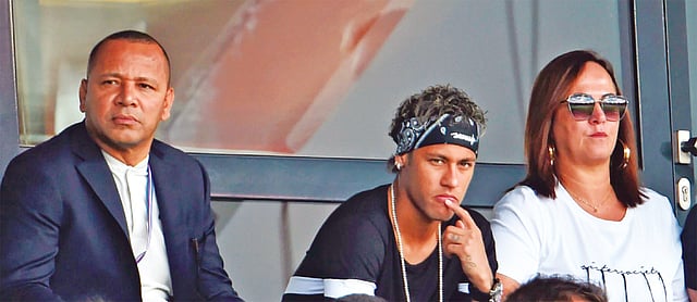 দলবদলের আন্তর্জাতিক সনদ ফ্রেঞ্চ ফুটবল লিগের কাছে জমা না হওয়ায় ম্যাচটা খেলতে পারেননি। আমিয়েঁর বিপক্ষে ফ্রেঞ্চ লিগে পিএসজির প্রথম ম্যাচে তাই দর্শক হয়েই থাকলেন নেইমার। তবে একা নন, ব্রাজিলিয়ান ফরোয়ার্ডের সঙ্গে দর্শকসারিতে ছিলেন তাঁর মা-বাবাও। কাল প্যারিসে l এএফপি