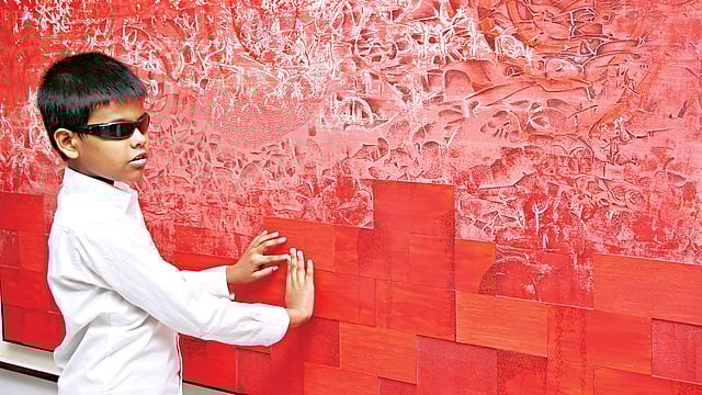 দৃষ্টিপ্রতিবন্ধীরা এই ছবি অনুভব করতে পারবেন। অর্থাৎ দেখার পাশাপাশি ছবিটি ছুঁয়ে দেখলেও অনুভব করা যাবে l ছবি: প্রথম আলো