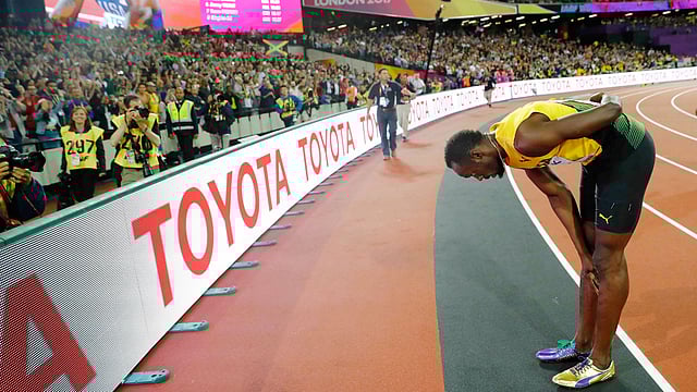 এত বছর ধরে পাওয়া ভালোবাসার প্রতিদান! ছবি: রয়টার্স