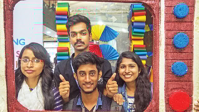 নানা রকম প্রপস হাতে মজার সব ছবি তোলার সুযোগ ছিল উৎসবে। ছবি: জাইম বিন তাজদিদ