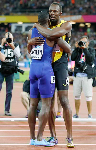 গত পাঁচ বছরের মূল প্রতিদ্বন্দ্বীকে জড়িয়ে যোগ্য সম্মান জানাতে ভোলেননি বোল্ট। ছবি: রয়টার্স