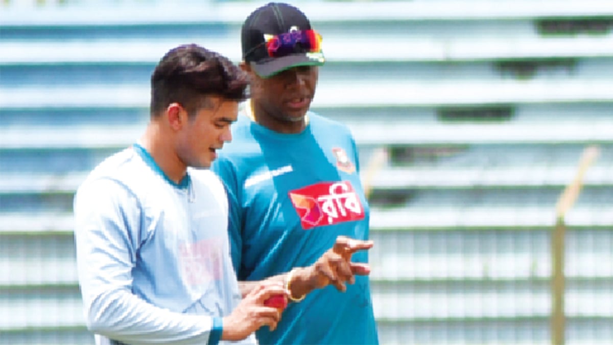 জানার আছে অনেক কিছু। পেস বোলিং কোচ কোর্টনি ওয়ালশের সঙ্গে কাটানো প্রতিটি মুহূর্তই তাই কাজে লাগাতে চান তাসকিন। কাল চট্টগ্রামের জহুর আহমেদ চৌধুরী স্টেডিয়ামে l সৌরভ দাশ