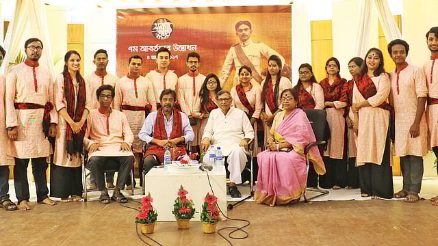 বিদ্রোহী কবি কাজী নজরুল ইসলামের সৈনিকজীবনের শতবর্ষপূর্তি উপলক্ষে বিশ্বসাহিত্য কেন্দ্র আবৃত্তি সংঘ ‘তু নে কামাল কিয়া ভাই’ শিরোনামে অনুষ্ঠানের আয়োজন করে। অনুষ্ঠানটির নির্দেশনা দেন আবৃত্তিশিল্পী জয়ন্ত চট্টোপাধ্যায়। গত শুক্রবার বিশ্বসাহিত্য কেন্দ্রের মূল মিলনায়তনে হয় অনুষ্ঠানটি। প্রধান অতিথি ছিলেন বিশ্বসাহিত্য কেন্দ্রের সভাপতি আবদুল্লাহ আবু সায়ীদ। বিশেষ অতিথি ঢাকা বিশ্ববিদ্যালয়ের রবীন্দ্রচেয়ার অধ্যাপক মহুয়া মুখোপাধ্যায়।