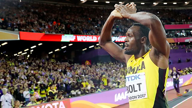 দর্শকদের অভিবাদনের জবাব দিতে গ্যালারির দিকে এগিয়ে যাচ্ছেন বোল্ট। ছবি: রয়টার্স